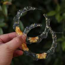 Load image into Gallery viewer, Floral Resin Hoops - Orange Daisy
