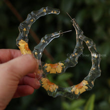 Load image into Gallery viewer, Floral Resin Hoops - Orange Daisy
