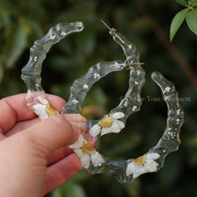 Load image into Gallery viewer, Floral Resin Hoops - White Daisy