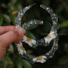 Load image into Gallery viewer, Floral Resin Hoops - White Daisy