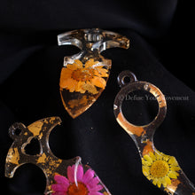 Load image into Gallery viewer, Floral Resin Keychains - Daisy Dagger
