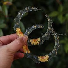 Load image into Gallery viewer, Floral Resin Hoops - Orange Daisy
