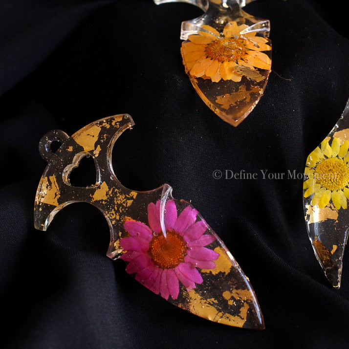 Floral Resin Keychains - Daisy Dagger