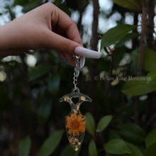 Load image into Gallery viewer, Floral Resin Keychains - Daisy Dagger
