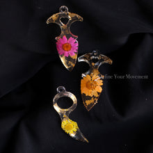 Load image into Gallery viewer, Floral Resin Keychains - Daisy Dagger
