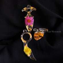 Load image into Gallery viewer, Floral Resin Keychains - Daisy Dagger
