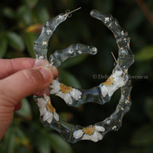 Load image into Gallery viewer, Floral Resin Hoops - White Daisy
