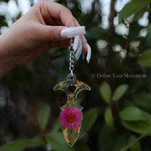 Load image into Gallery viewer, Floral Resin Keychains - Daisy Dagger
